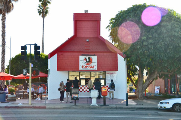 Photo of the front of the Top Hat Burger Palace with clients waiting for their hamburguer